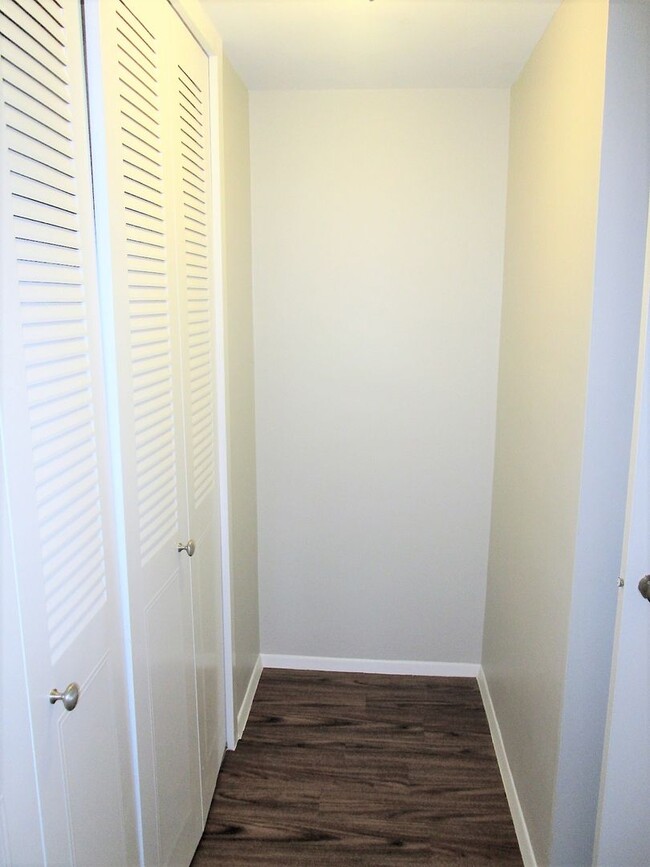 Building Photo - Bright and Spacious Condo in Fantastic Fog...