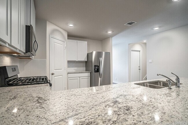Building Photo - 909 Rolling River