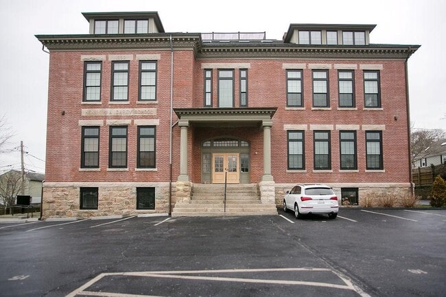 Building Photo - 32 Carey St