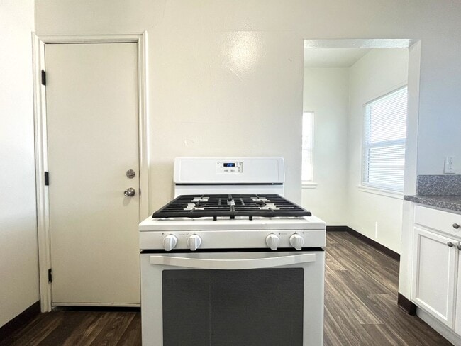 Building Photo - 1 bed, 1 bath located in Corona!
