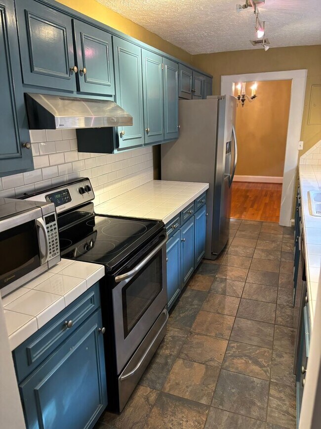 Building Photo - Lakebottom Area!