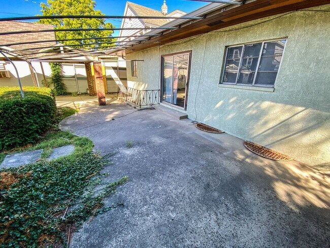 Building Photo - Remodeled Westgate Home with Attached Prof...