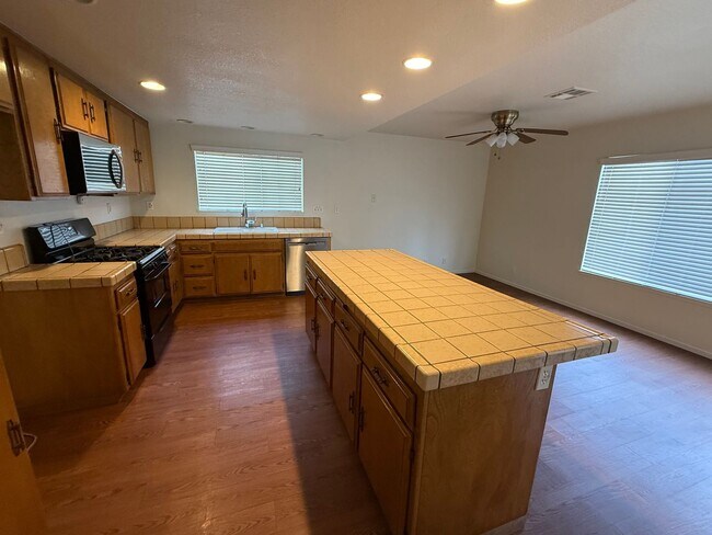 Building Photo - Victorville- Spring Valley Lake, 3 Bedrooms 2 bathrooms, New Paint