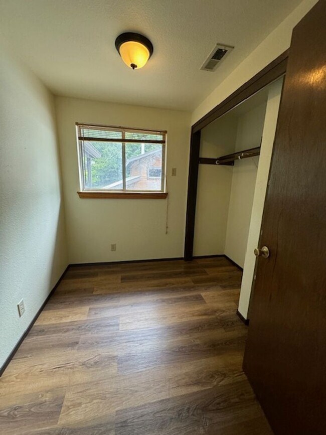 Building Photo - 2437 Ridgewood Dr
