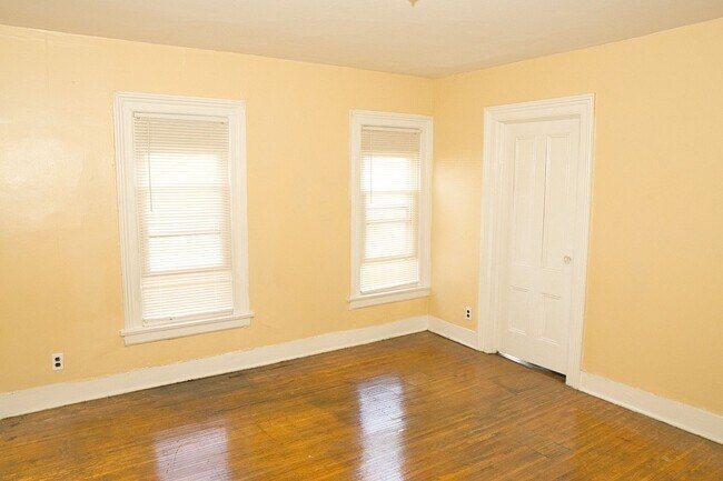 Building Photo - 865-869 Clifford