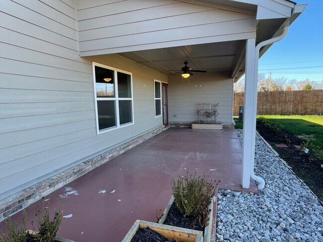 Building Photo - Spectacular 4 bedroom, 2 bath home in Owasso