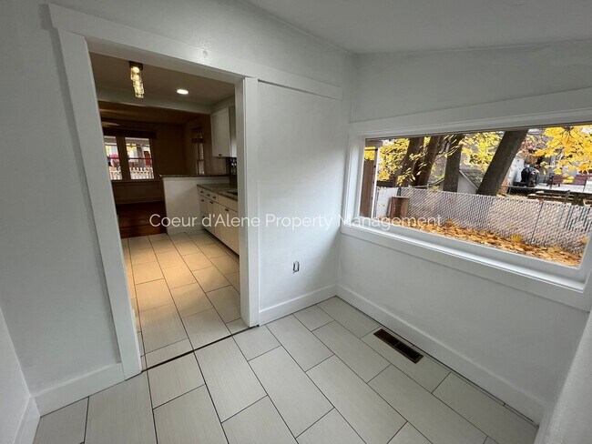 Building Photo - 2 bed house in incredible location!