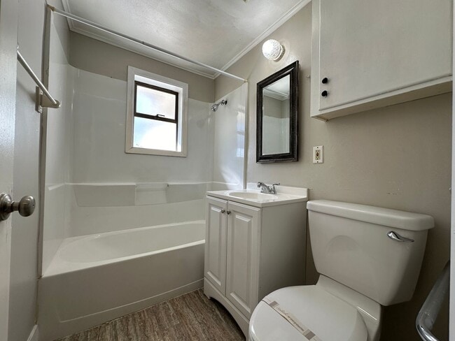 Building Photo - Freshly Updated & Move-In Ready