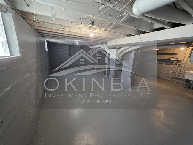 Building Photo - 713 W Hillcrest Ave