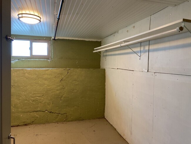 Building Photo - STUDENTS WELCOME! Charming 3 Bed 2 Bath Single Family Home in Old Town