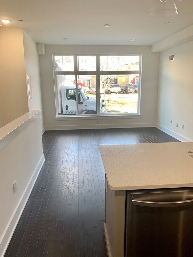 Building Photo - Luxurious 1-Bedroom Apartment in Olde Kens...