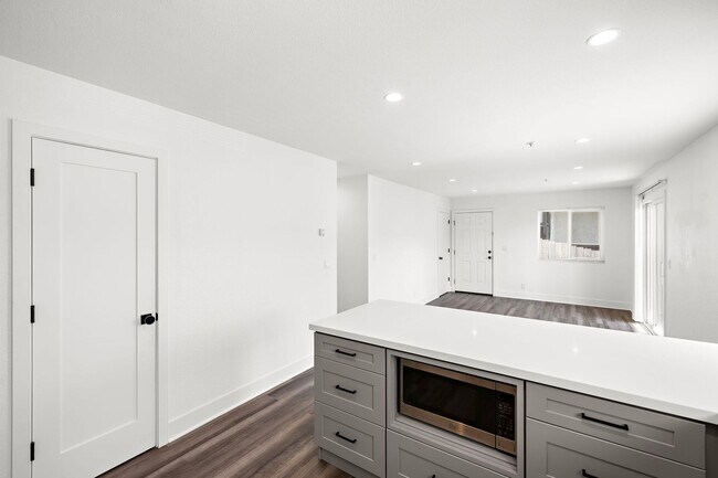 Building Photo - 161 Avenida Florencia