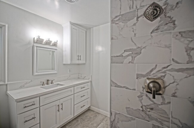 Building Photo - Remodeled & Incredibly Charming, 1BR1BA No...