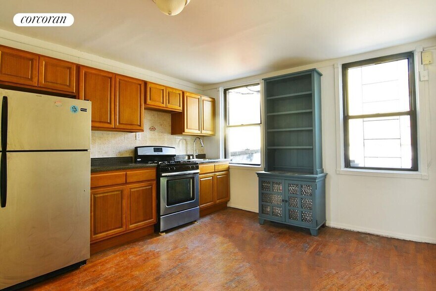 Primary Photo - 121 Columbia St