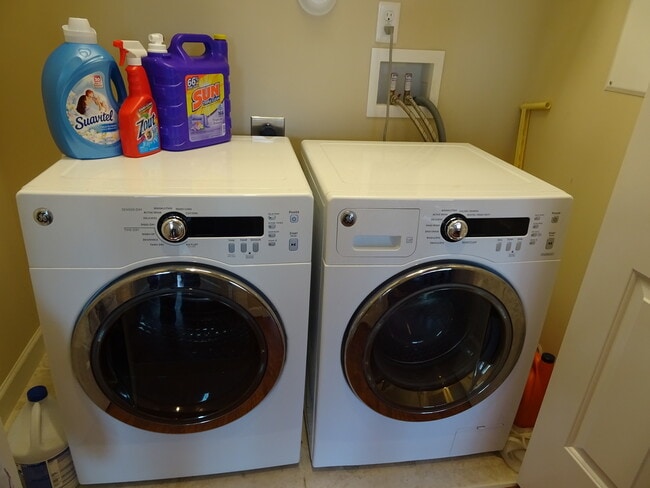 Building Photo - 3 bed condo with a golf course view in Braemar Creek for Rent