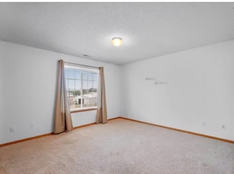 Building Photo - 1000 Duchess Dr