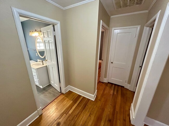 Building Photo - Adorable Cottage Vibes!