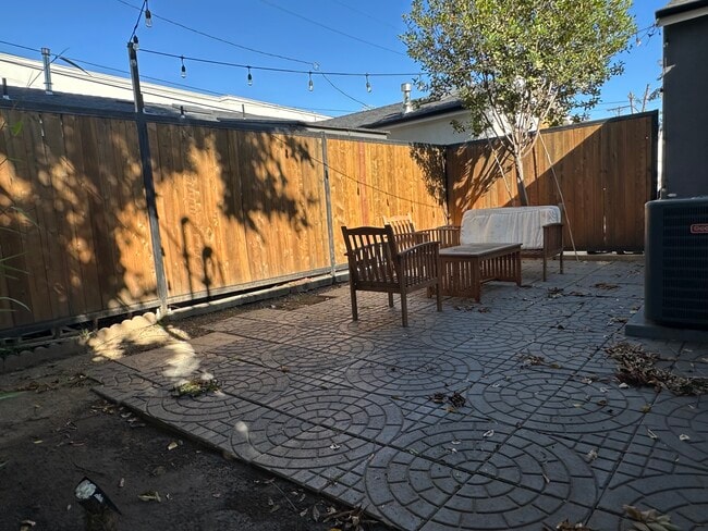 Building Photo - 8525 Hargis St