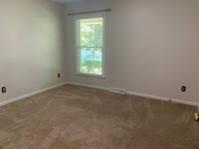 Building Photo - Beautiful Private Three Bedroom Home in So...