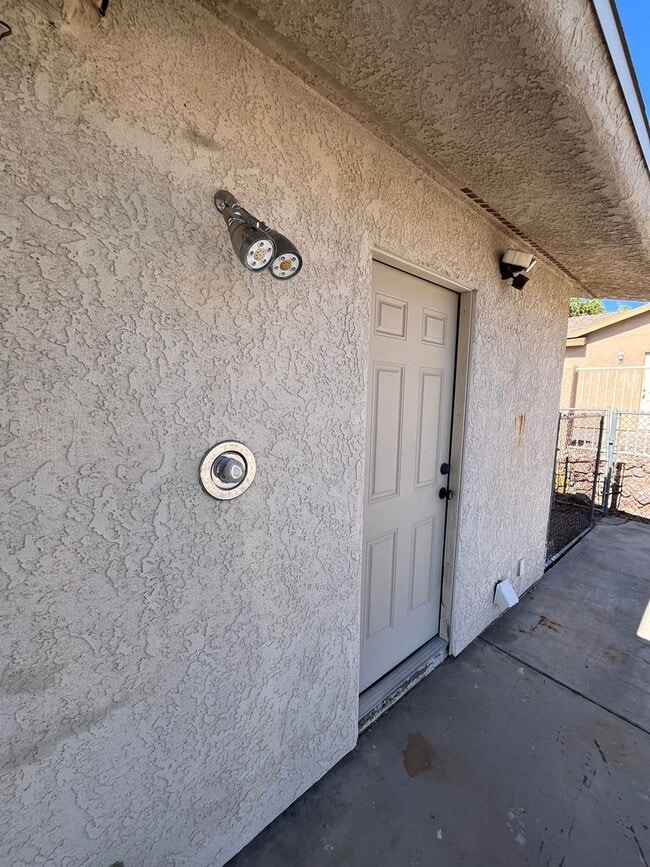 Building Photo - 3 Bedroom - 2 Bath Home