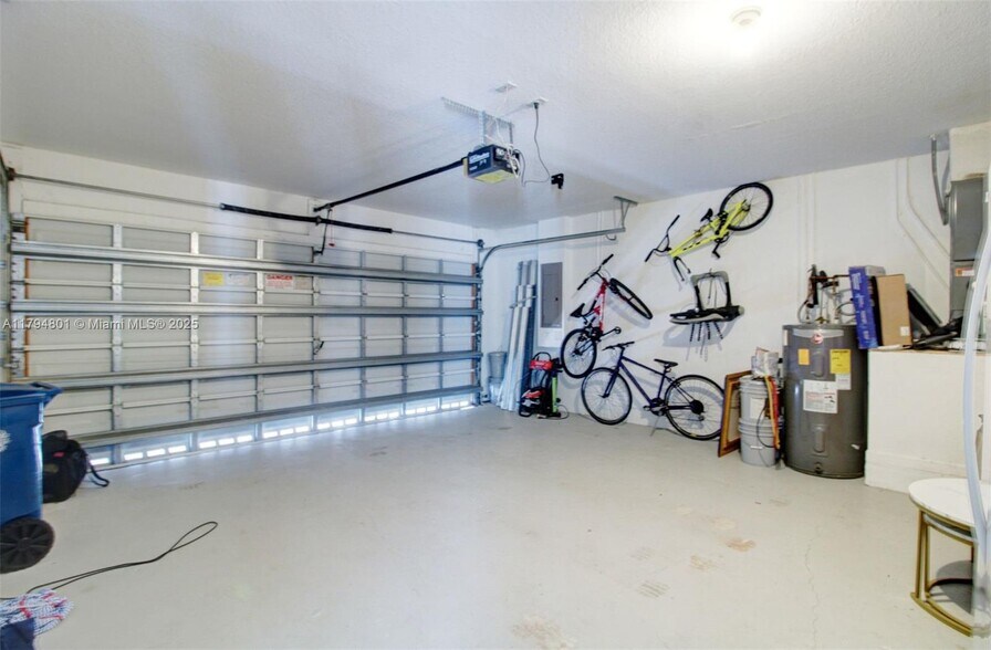 Building Photo - 1025 Bamboo Ln