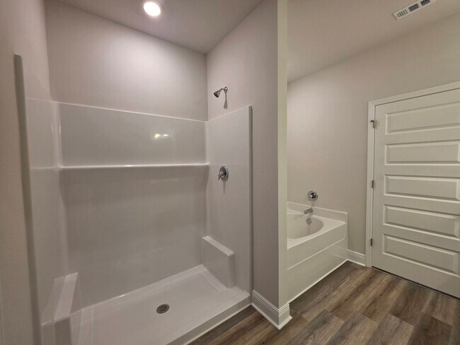 Building Photo - Brand new 5BR/3BA with Amenities Galore