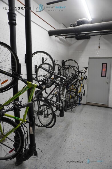 Building Photo - 426 W Briar Pl