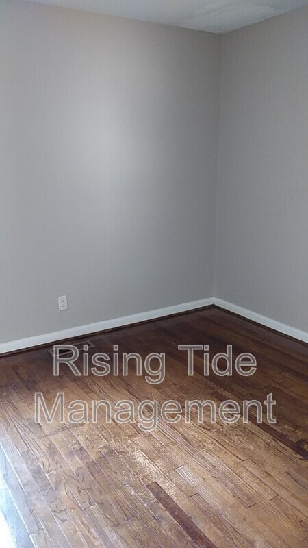 Building Photo - 1636 8th Ct W