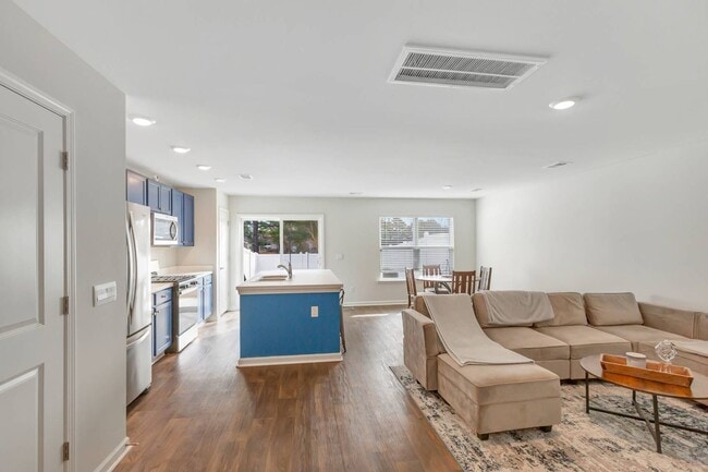 Building Photo - Townes at Merrimack