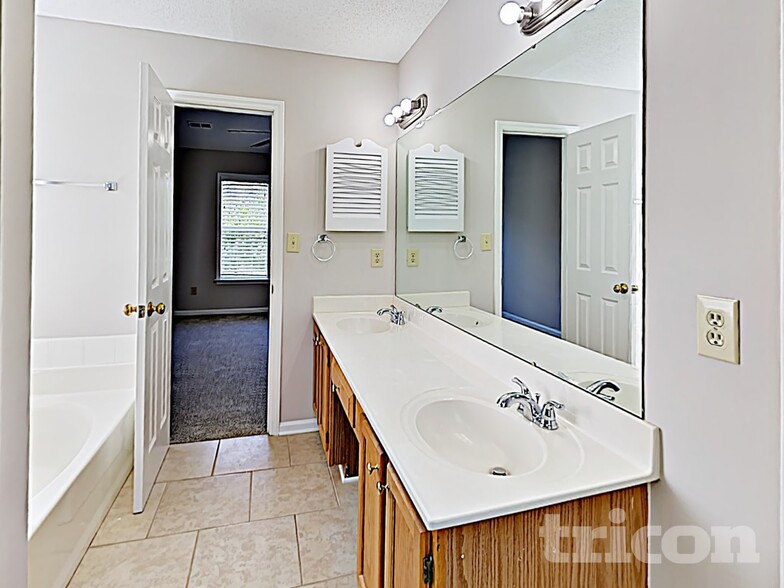 Building Photo - 2207 Planters Knoll Ln