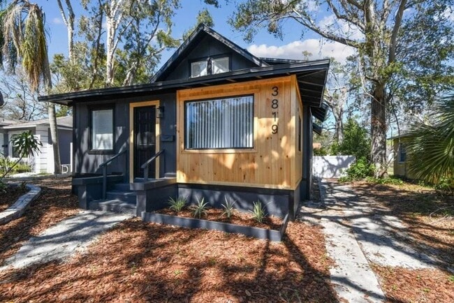 Primary Photo - Housing Voucher Accepted: Charming 4-Bedroom Home in Saint Petersburg