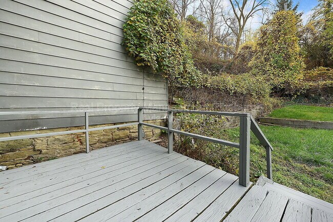 Building Photo - 320 Greenfield Ave