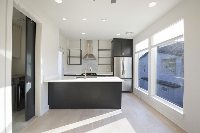 Building Photo - 1708 Perez St