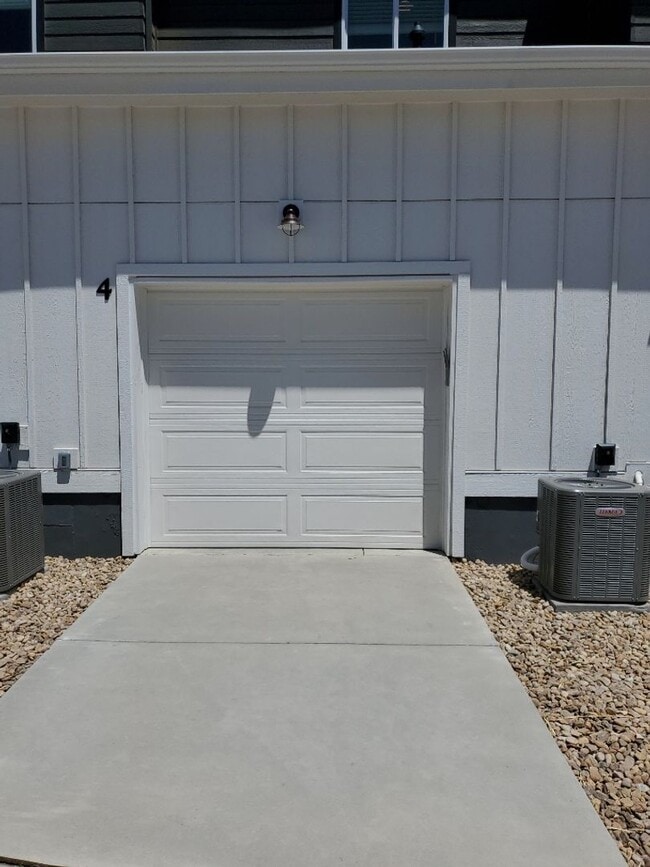 Building Photo - Luxury Condo - Water, Sewer, Basic Internet Included!