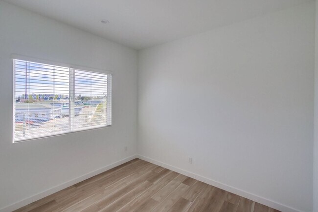Building Photo - Beautiful downstairs unit 3bed/2 ba now available! Private Patio!! Marketing Description