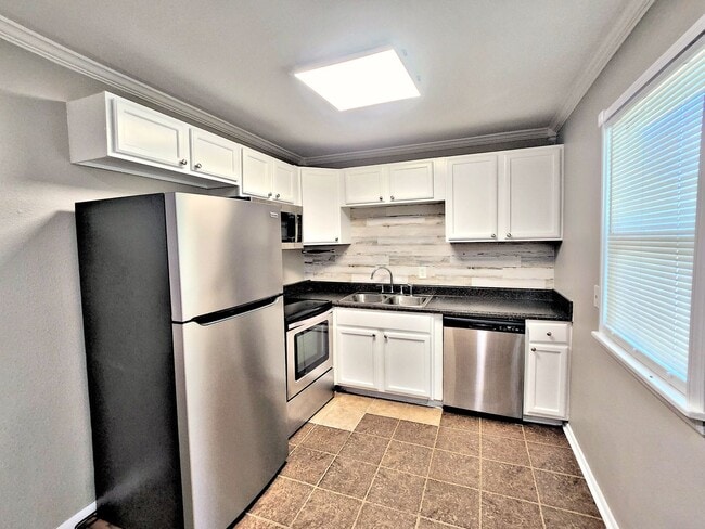 Building Photo - 1504 Oakwood Ave NE