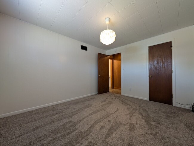 Building Photo - Nice 3 bed/1 bath with large backyard and ...