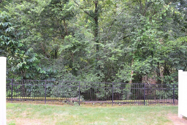 Building Photo - Beautiful Townhome - Great Location