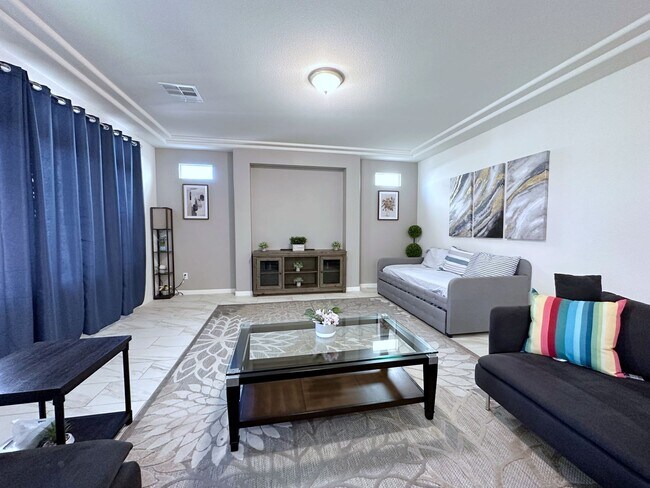 Building Photo - 4Bdrm/2.5bath Single Family Home - Fully Furnished