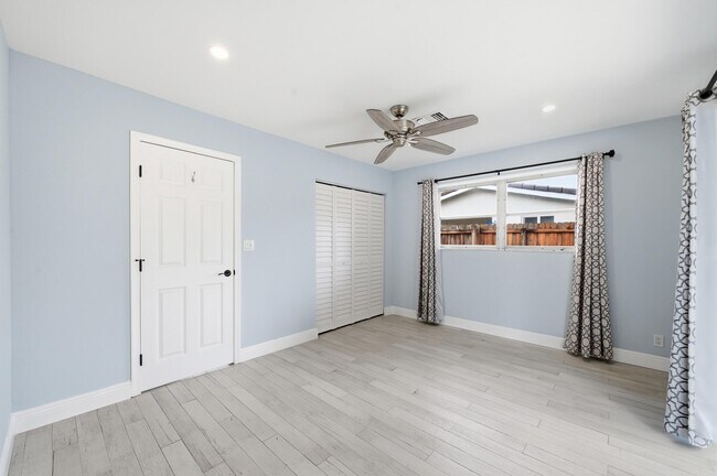 Building Photo - 2120 NE 62nd Ct