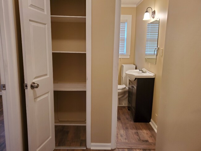 Building Photo - 1 month free Call for details!!!  Section 8 accepted 2-Bedroom Retreat in Huntsville – Cozy Livin...