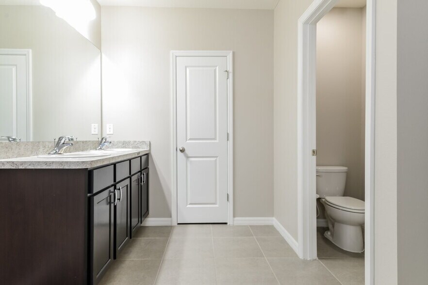 Building Photo - 11162 Leland Groves Dr