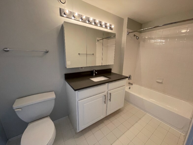 Building Photo - 571 N State St