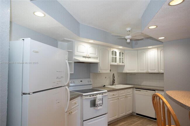 Building Photo - 800 Parkview Dr