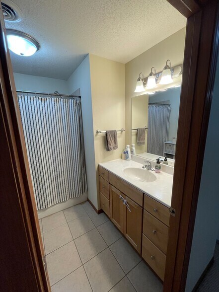 Building Photo - 2401 Oxford Dr SE