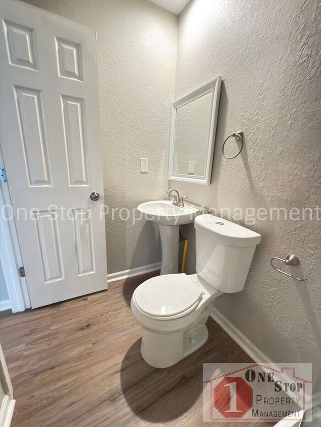 Building Photo - 2 Bedroom and 2 Bathroom duplex in Blue Sp...