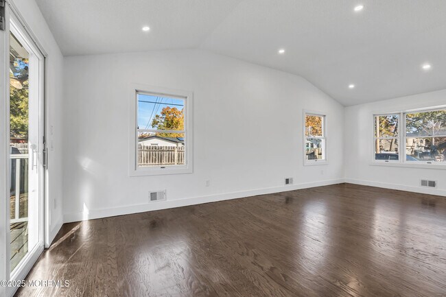 Building Photo - 526 Bradley Blvd