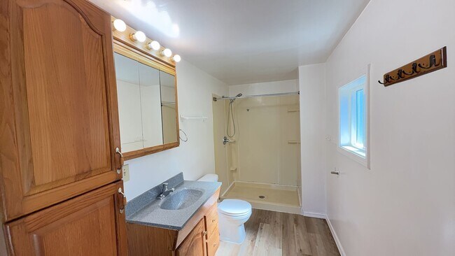 Building Photo - 4 Bed 2 Bath House on large Lot w/Fenced Backyard - Pets Possible