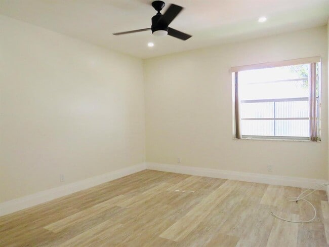 Building Photo - 557 Burgundy L