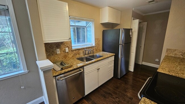 Building Photo - GORGEOUS AND SERENE Private 2BD/2BA Pleasa...
